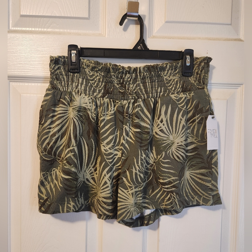 LADIES SHORTS SZ 8/10, NWT